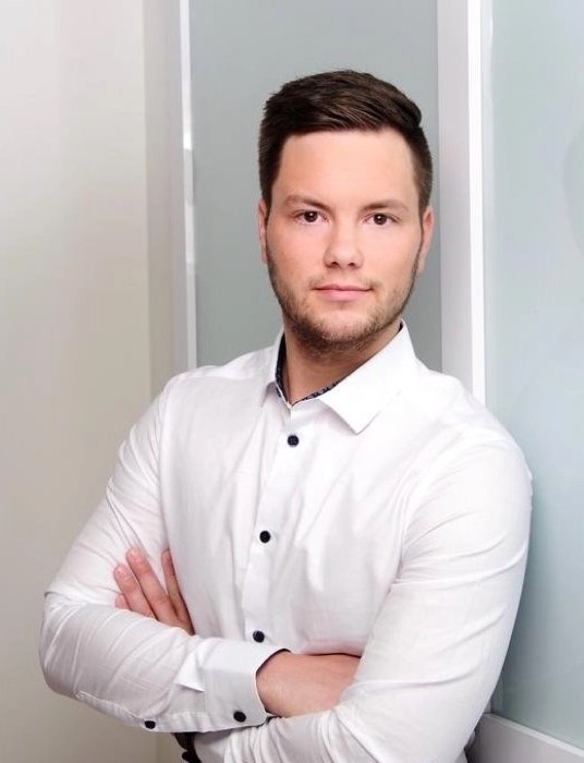 Tobias Mittler, Malermeister, im weißen Hemd mit verschränkten Armen